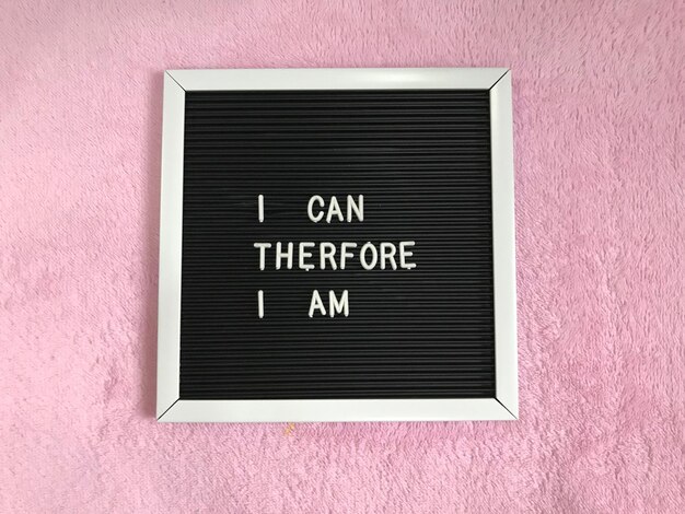 Exprimer la cause en anglais avec des expressions adverbiales 